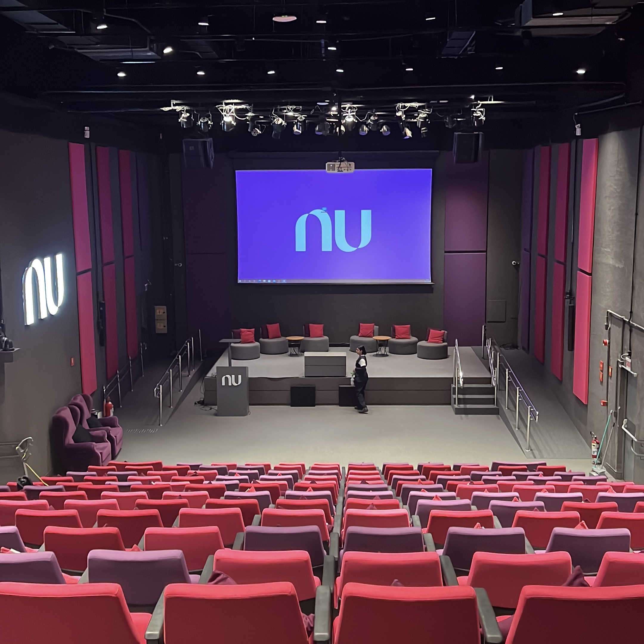 Auditório do Nubank com projeto de distribuição sonora