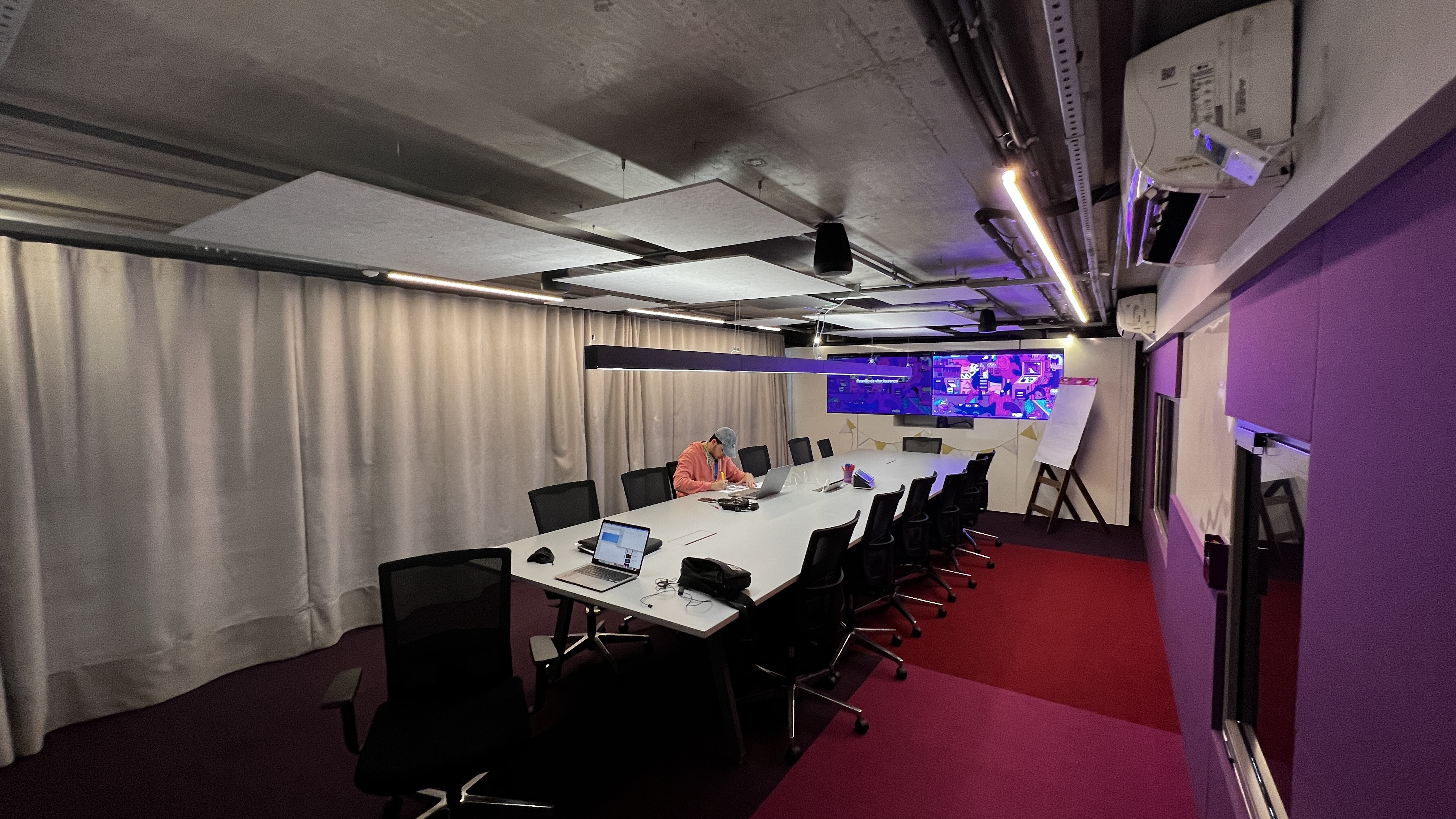 Sala de reunião do Nubank com tratamento acústico